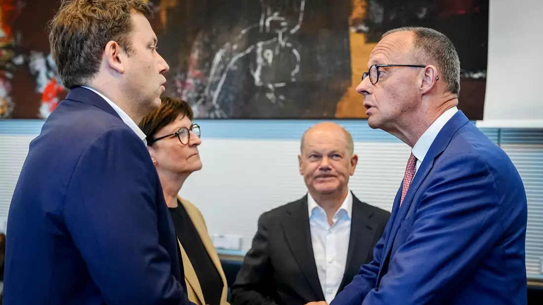 Merz besuchte am Abend vor der Kanzler-Wahl die SPD-Fraktion.  - Bild: Kay Nietfeld/dpa