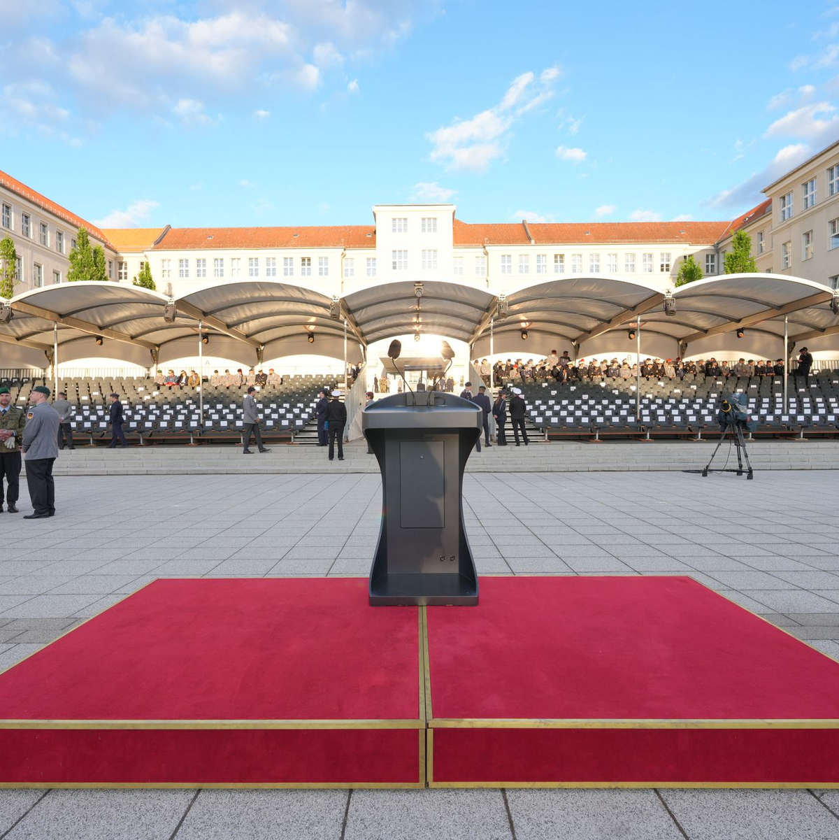 Feierliche Kulisse für den Zapfenstreich des Bundeskanzlers - Foto: Michael Kappeler/dpa