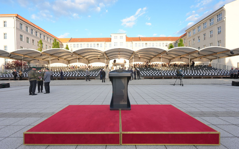 Feierliche Kulisse für den Zapfenstreich des Bundeskanzlers - Foto: Michael Kappeler/dpa