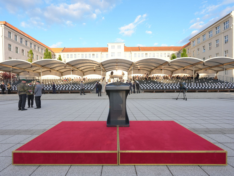 Feierliche Kulisse für den Zapfenstreich des Bundeskanzlers - Foto: Michael Kappeler/dpa