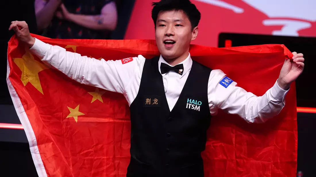 Zhao Xintong (r) ist der erste Snooker-Weltmeister aus Asien. - Bild: Mike Egerton/PA Wire/dpa