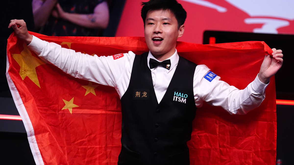 Zhao Xintong (r) ist der erste Snooker-Weltmeister aus Asien. - Foto: Mike Egerton/PA Wire/dpa