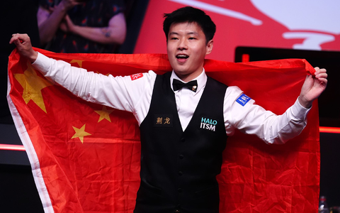 Zhao Xintong (r) ist der erste Snooker-Weltmeister aus Asien. - Foto: Mike Egerton/PA Wire/dpa