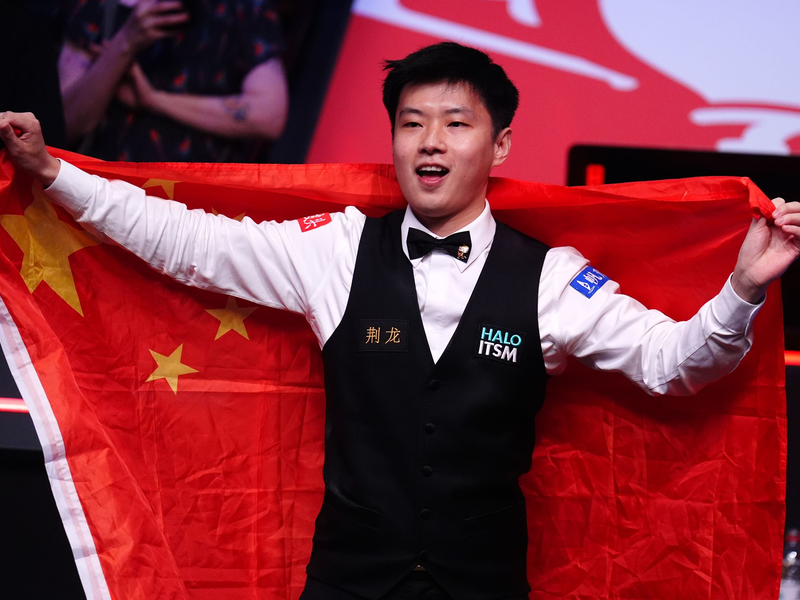 Zhao Xintong (r) ist der erste Snooker-Weltmeister aus Asien. - Foto: Mike Egerton/PA Wire/dpa