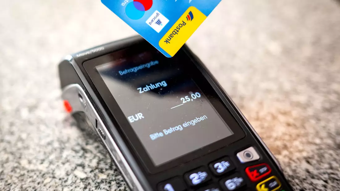 Sowohl zu Hause als auch im Ausland greift zum Bezahlen nur noch gut ein Drittel der Deutschen auf Bargeld zurück. (Symbolbild) - Bild: Sina Schuldt/dpa