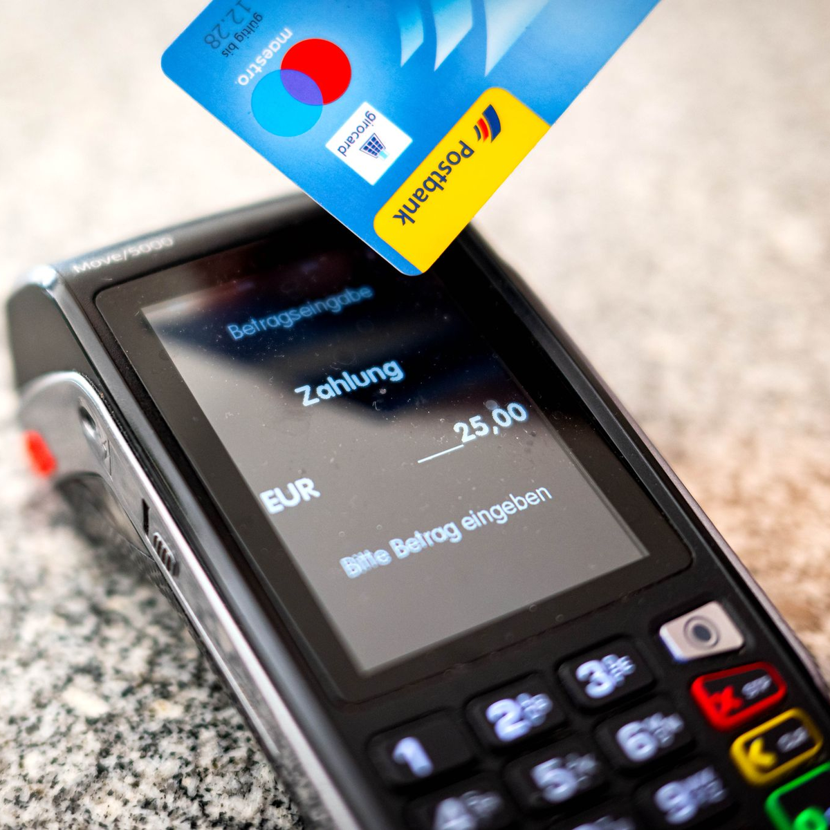 2024 wurden rund 63,5 Prozent des Einzelhandelsumsatzes mit Karte bezahlt. (Symbolbild) - Foto: Sina Schuldt/dpa