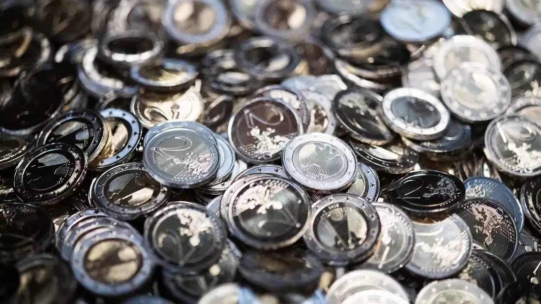 Gemessen an der Zahl der Transaktionen ist Bargeld noch immer die beliebteste Zahlungsart. (Symbolbild) - Bild: Marijan Murat/dpa