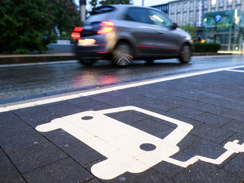 Steigende Rabatte machen Elektroautos billiger. (Archivbild) - Foto: Julian Stratenschulte/dpa