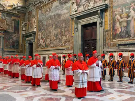Das Foto zeigt, wie die Kardinäle zu Beginn des Konklaves im Jahr 2005 in einer Prozession zur Sixtinischen Kapelle im Vatikan gehen. (Archivbild) - Foto: Uncredited/Osservatore Romano via AP/dpa