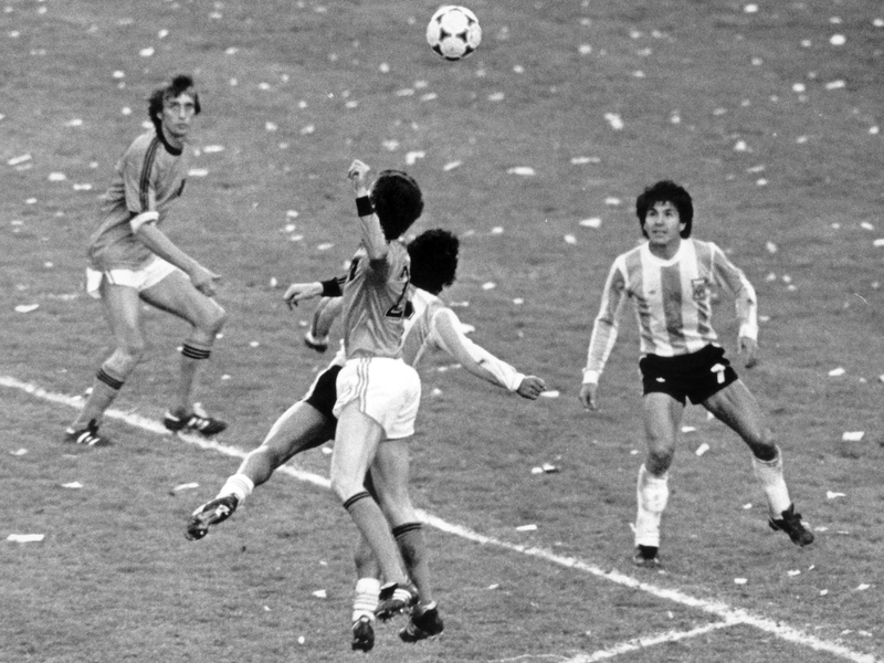 Der argentinische Verteidiger Luis Galván hat im WM-Finale 1978 den Ball im Blick. Wenig später ist er Fußball-Weltmeister. - Foto: picture-alliance/ dpa