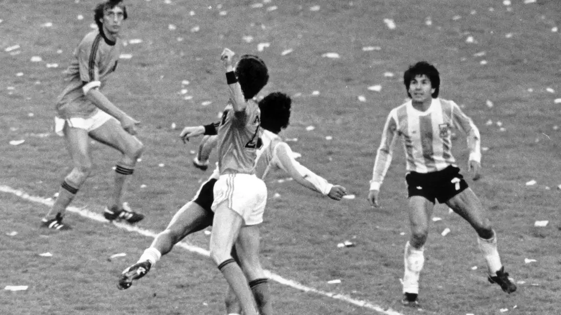 Der argentinische Verteidiger Luis Galván hat im WM-Finale 1978 den Ball im Blick. Wenig später ist er Fußball-Weltmeister. - Bild: picture-alliance/ dpa