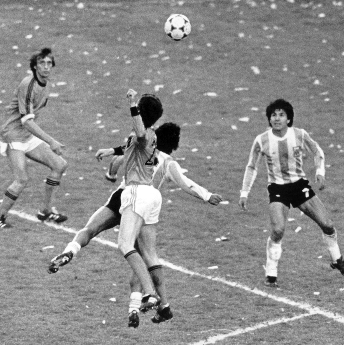Der argentinische Verteidiger Luis Galván hat im WM-Finale 1978 den Ball im Blick. Wenig später ist er Fußball-Weltmeister. - Foto: picture-alliance/ dpa