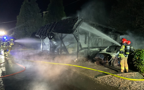 FW Alpen: Vollbrand eines Carport - Foto: presseportal.de