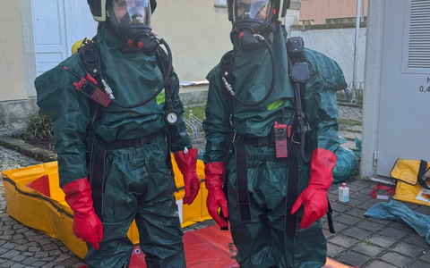 FW Dresden: ABC-Einsatz in einem Labor - Flüssigkeit tritt aus - Foto: presseportal.de