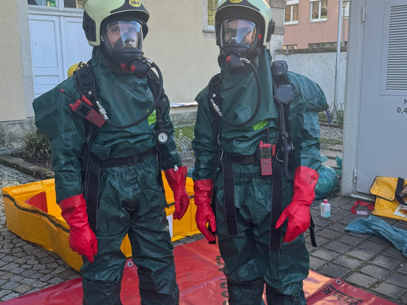 FW Dresden: ABC-Einsatz in einem Labor - Flüssigkeit tritt aus - Foto: presseportal.de