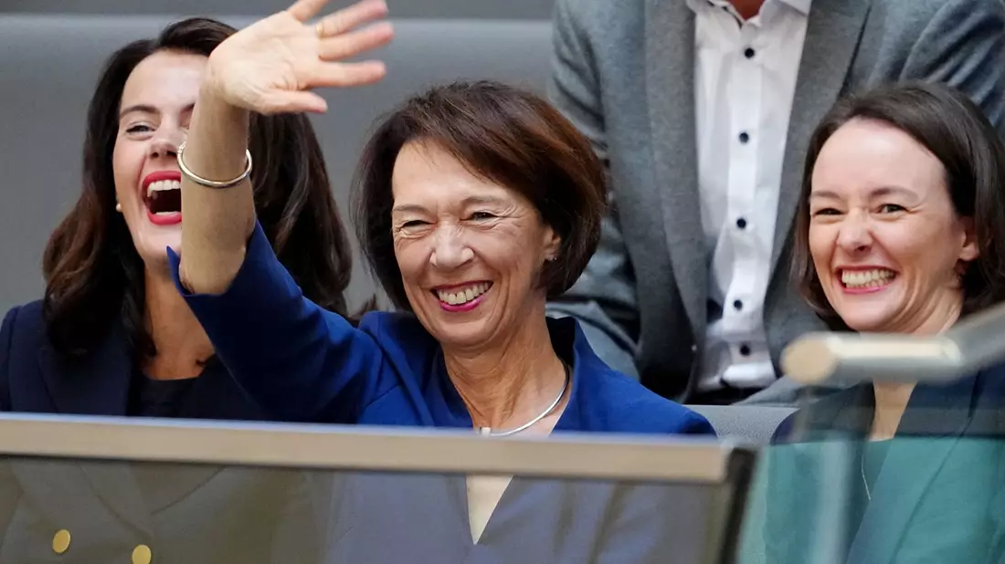 Charlotte Merz (M), Ehefrau des designierten Bundeskanzlers Merz, und ihre Töchter Carola Clüsener (l) und Constanze Merz verfolgen die Kanzlerwahl im Bundestag von der Besuchertribüne aus. - Bild: Kay Nietfeld/dpa