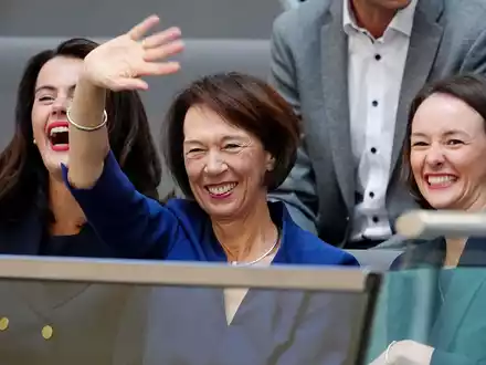 Charlotte Merz (M), Ehefrau des designierten Bundeskanzlers Merz, und ihre Töchter Carola Clüsener (l) und Constanze Merz verfolgen die Kanzlerwahl im Bundestag von der Besuchertribüne aus. - Foto: Kay Nietfeld/dpa