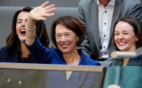 Charlotte Merz (M), Ehefrau des designierten Bundeskanzlers Merz, und ihre Töchter Carola Clüsener (l) und Constanze Merz verfolgen die Kanzlerwahl im Bundestag von der Besuchertribüne aus. - Foto: Kay Nietfeld/dpa