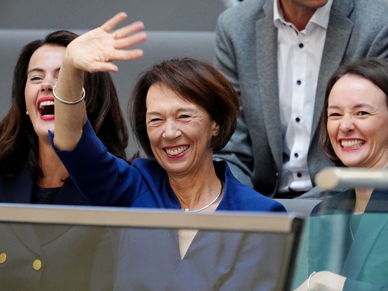 Charlotte Merz (M), Ehefrau des designierten Bundeskanzlers Merz, und ihre Töchter Carola Clüsener (l) und Constanze Merz verfolgen die Kanzlerwahl im Bundestag von der Besuchertribüne aus. - Foto: Kay Nietfeld/dpa