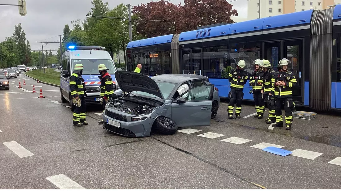 FW-M: Pkw kollidiert mit Tram (Bogenhausen) - Bild: presseportal.de