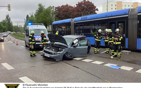 FW-M: Pkw kollidiert mit Tram (Bogenhausen) - Foto: presseportal.de