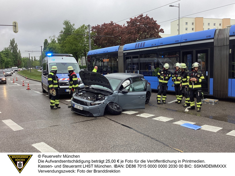 FW-M: Pkw kollidiert mit Tram (Bogenhausen) - Foto: presseportal.de
