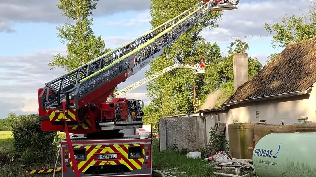 FW Moers: Schwierige Löscharbeiten bei Dachstuhlbrand in Moers-Kapellen - Bild: presseportal.de