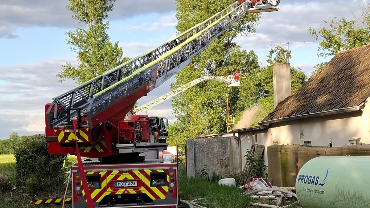 FW Moers: Schwierige Löscharbeiten bei Dachstuhlbrand in Moers-Kapellen - Foto: presseportal.de