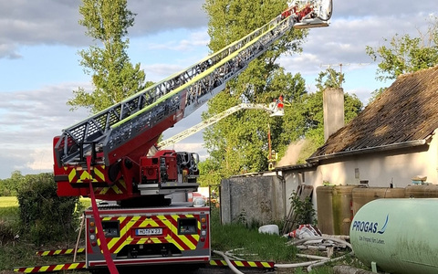 FW Moers: Schwierige Löscharbeiten bei Dachstuhlbrand in Moers-Kapellen - Foto: presseportal.de