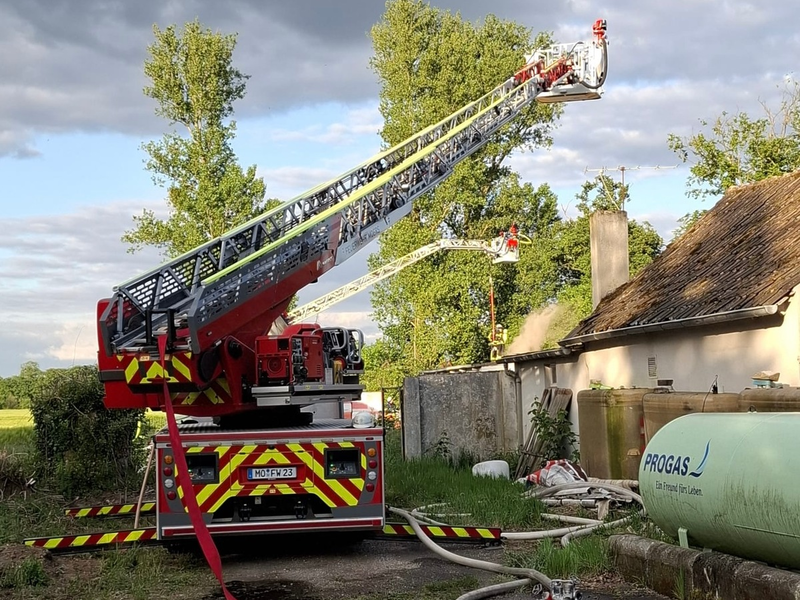 FW Moers: Schwierige Löscharbeiten bei Dachstuhlbrand in Moers-Kapellen - Foto: presseportal.de