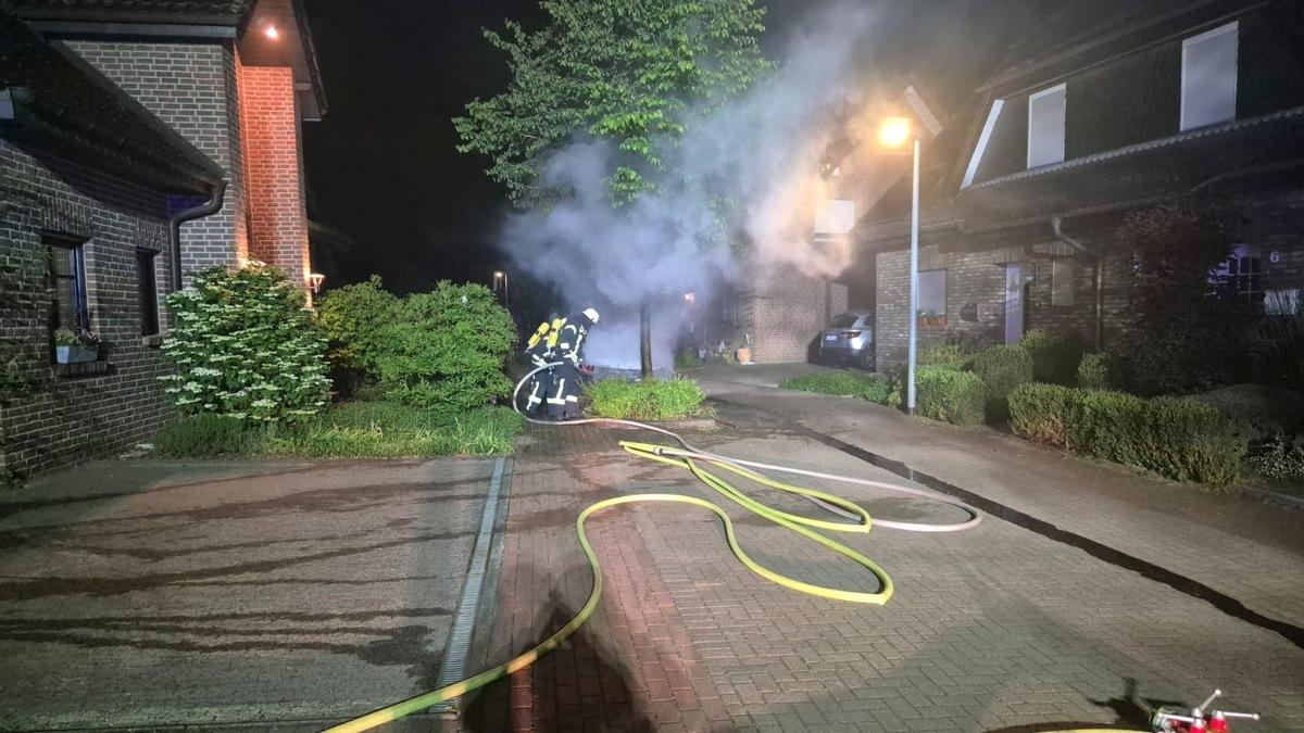 FW Sonsbeck: PKW-Brand in Labbeck - Foto: presseportal.de