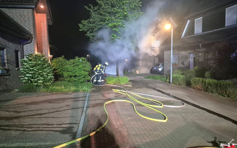 FW Sonsbeck: PKW-Brand in Labbeck - Foto: presseportal.de