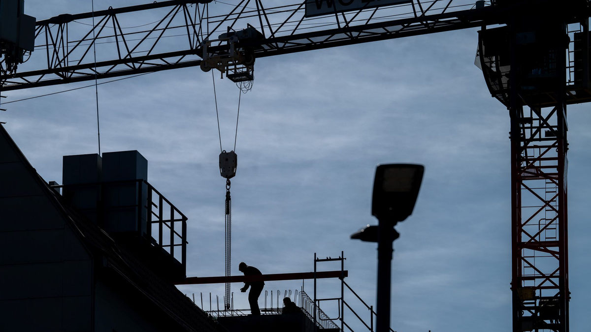 Das Forschungsinstitut IW rechnet damit, dass die deutsche Wirtschaft in diesem Jahr etwas schrumpft. Besonders betroffen sei die Baubranche. (Symbolbild) - Foto: Soeren Stache/dpa