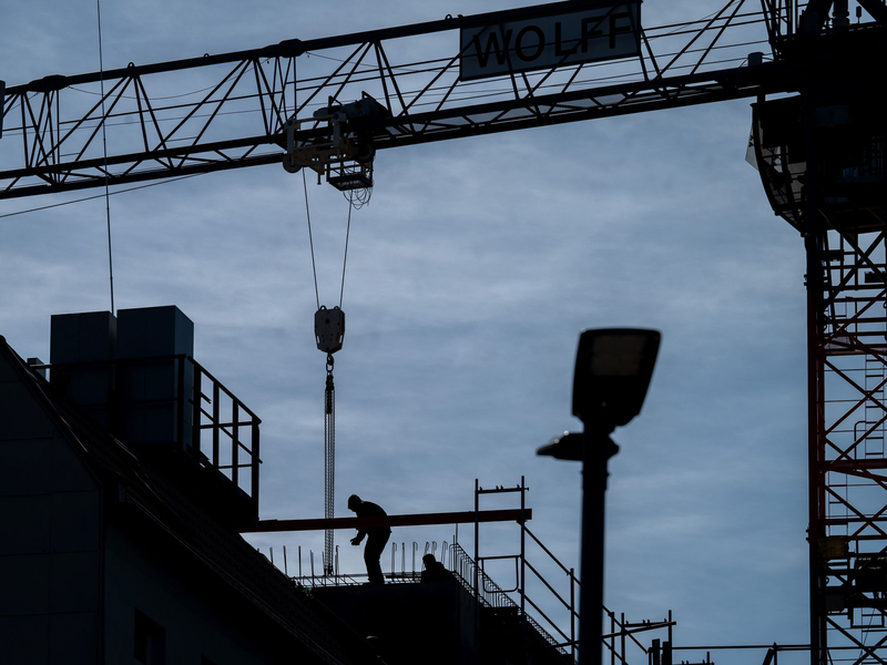Das Forschungsinstitut IW rechnet damit, dass die deutsche Wirtschaft in diesem Jahr etwas schrumpft. Besonders betroffen sei die Baubranche. (Symbolbild) - Foto: Soeren Stache/dpa
