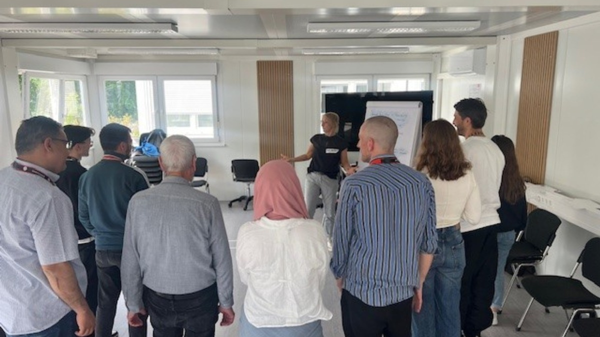 Das Schwere leichter nehmen: ROTE NASEN trainieren Mitarbeitende in der Ankunfts- und Notunterbringungseinrichtung für Geflüchtete in Berlin-Tegel - Foto: presseportal.de