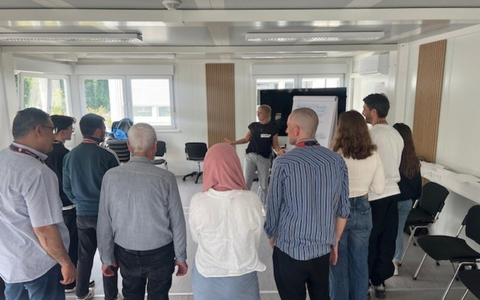 Das Schwere leichter nehmen: ROTE NASEN trainieren Mitarbeitende in der Ankunfts- und Notunterbringungseinrichtung für Geflüchtete in Berlin-Tegel - Foto: presseportal.de