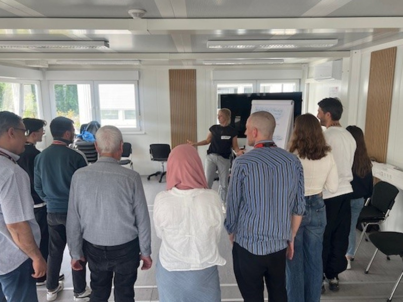 Das Schwere leichter nehmen: ROTE NASEN trainieren Mitarbeitende in der Ankunfts- und Notunterbringungseinrichtung für Geflüchtete in Berlin-Tegel - Foto: presseportal.de