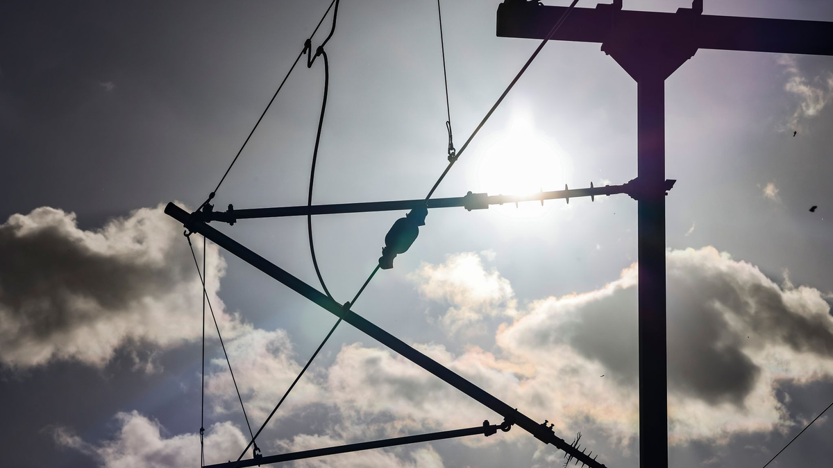 Nur rund 62 Prozent der Schienenwege in Deutschland sind mit Oberleitungen ausgestattet. - Foto: Frank Molter/dpa