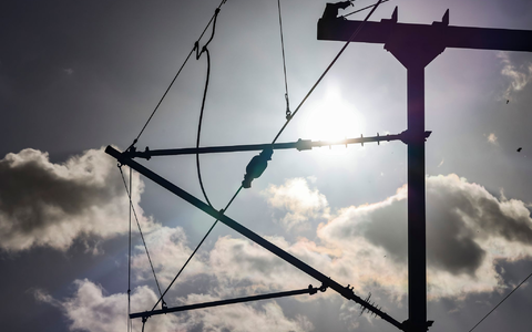 Nur rund 62 Prozent der Schienenwege in Deutschland sind mit Oberleitungen ausgestattet. - Foto: Frank Molter/dpa