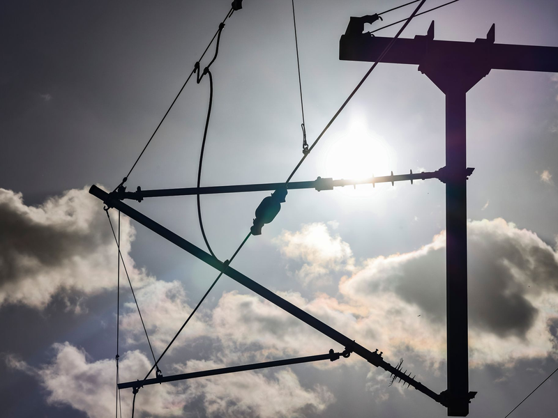 Nur rund 62 Prozent der Schienenwege in Deutschland sind mit Oberleitungen ausgestattet. - Foto: Frank Molter/dpa