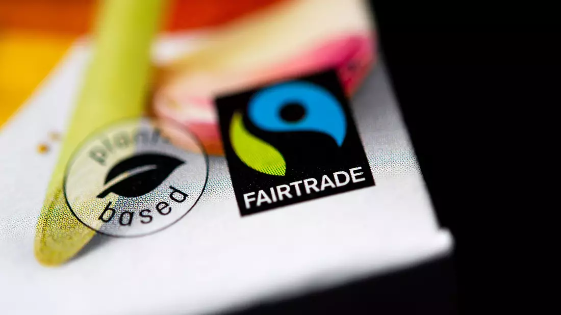 Wenn dieses Siegel auf einer Verpackung ist, soll der Inhalt fair produziert und gehandelt sein - so das Versprechen des Vereins Fairtrade. - Bild: Sina Schuldt/dpa
