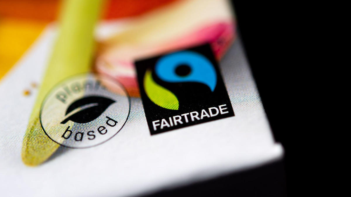 Wenn dieses Siegel auf einer Verpackung ist, soll der Inhalt fair produziert und gehandelt sein - so das Versprechen des Vereins Fairtrade. - Foto: Sina Schuldt/dpa