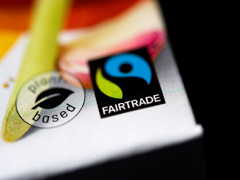 Wenn dieses Siegel auf einer Verpackung ist, soll der Inhalt fair produziert und gehandelt sein - so das Versprechen des Vereins Fairtrade. - Foto: Sina Schuldt/dpa
