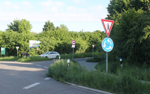 POL-VIE: Nettetal-Hinsbeck: Unfall im Kreisverkehr - E-Scooter-Fahrerin wird leicht verletzt - Foto: presseportal.de