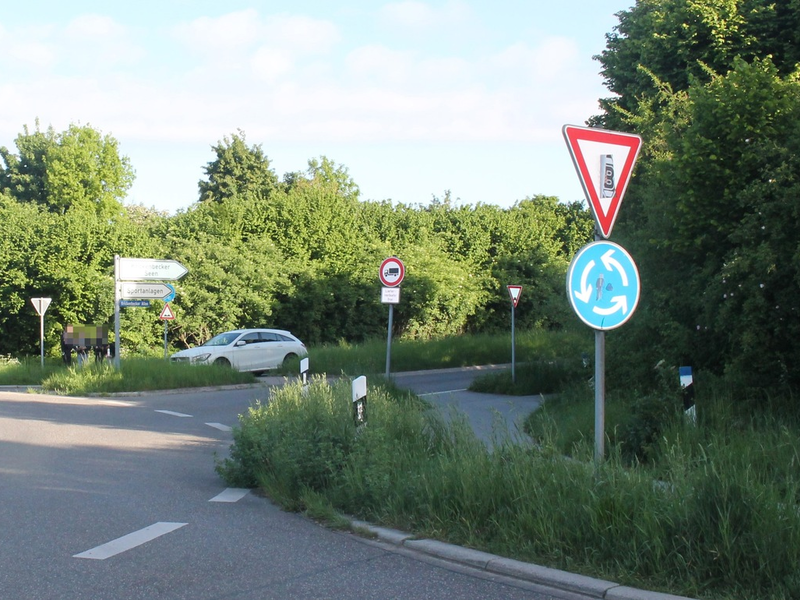 POL-VIE: Nettetal-Hinsbeck: Unfall im Kreisverkehr - E-Scooter-Fahrerin wird leicht verletzt - Foto: presseportal.de