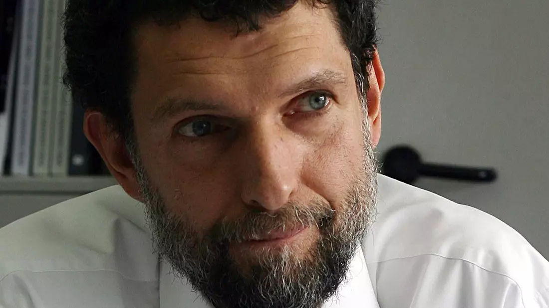 Der türkische Kulturförderer Osman Kavala erhält die Goethe-Medaille, das offizielle Ehrenzeichen der Bundesrepublik Deutschland. (Archivbild) - Bild: -/AP/dpa