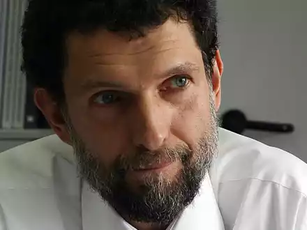 Der türkische Kulturförderer Osman Kavala erhält die Goethe-Medaille, das offizielle Ehrenzeichen der Bundesrepublik Deutschland. (Archivbild) - Foto: -/AP/dpa