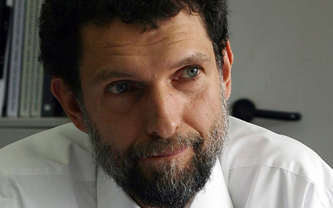 Der türkische Kulturförderer Osman Kavala erhält die Goethe-Medaille, das offizielle Ehrenzeichen der Bundesrepublik Deutschland. (Archivbild) - Foto: -/AP/dpa