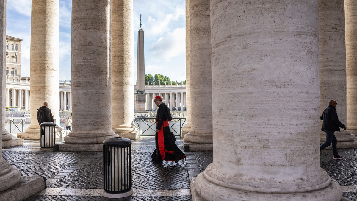 Der Andrang internationaler Medien rund um den Petersdom ist groß.  - Foto: Oliver Weiken/dpa