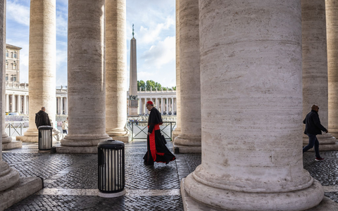 Vor ihrer Isolation im Konklave können die Kardinäle sich am Montag noch einmal frei bewegen. - Foto: Oliver Weiken/dpa Vor ihrer Isolation im Konklave können die Kardinäle sich am Montag noch einmal frei bewegen. - Foto: Oliver Weiken/dpa